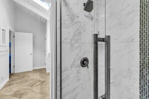 Maison, plusieurs lits, cuisine, vue piscine (67 Forest Drive) | Salle de bain | Serviettes fournies