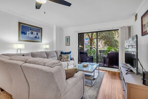 Villa, Plusieurs lits, balcon (1025 Caravel Court) | Aire de séjour | Téléviseur à écran plat de 42 po avec télévision numérique