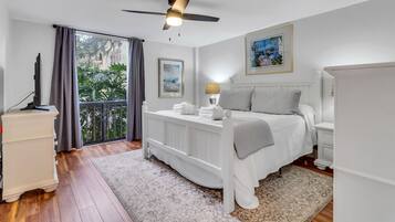 別墅, 多張床, 陽台 (1025 Caravel Court) | 1 間臥室、獨特裝潢、布置獨特、床單
