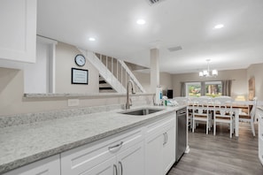 Villa, plusieurs lits, patio, vue jardin (264 Stoney Creek Villa) | Cuisine privée | Réfrigérateur, micro-ondes, four, plaque de cuisson