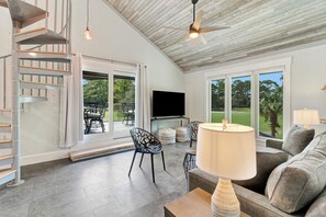 Huis, Meerdere bedden, balkon, uitzicht op golfbaan (34 Windjammer Court) | Woonruimte | Een 42-inch flatscreentelevisie met digitale zenders