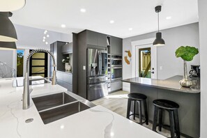 Nhà, nhiều giường, ban công, quang cảnh sân golf (34 Windjammer Court) | Bếp riêng | Tủ lạnh, lò vi sóng, lò nướng, bếp nấu 