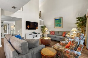 Huvila, useita sänkyjä, parveke, näköala puutarhaan (242 Stoney Creek Villa) | Oleskelualue | 42–tuumainen taulutelevisio, jossa digitaalikanavat