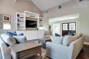 Ferienhaus, Mehrere Betten, Terrasse, Poolblick (46 Club Course) | Wohnbereich | 42-Zoll-Flachbildfernseher mit Digitalempfang