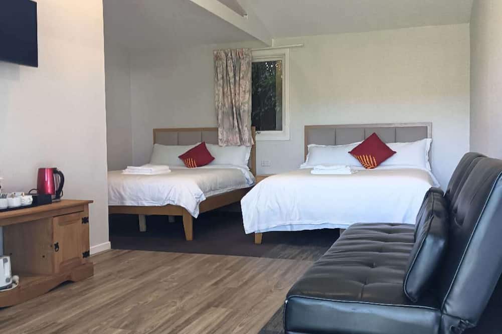 2 double and 1 sofa beds chalet 7D