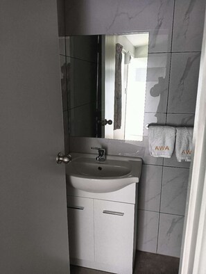 Chalet | Bathroom - 2 double and 1 sofa beds chalet 7D (Rotorua)