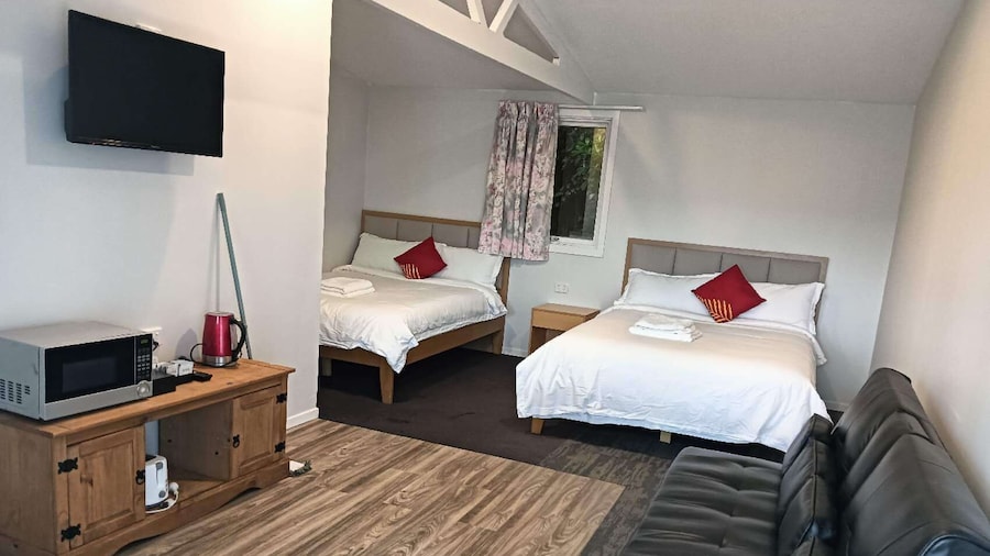 2 double and 1 sofa beds chalet 7D