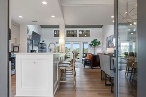 Villa, Mehrere Betten, Küche, Blick auf den Golfplatz (6966 Fairway One) | Innenbereich