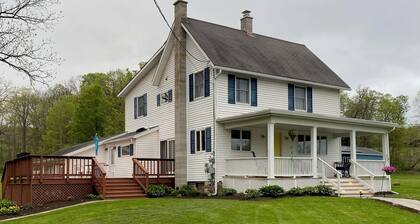 Pet friendly 4-bedroom cottage in fabulous Penn Yan with WiFi, AC and more