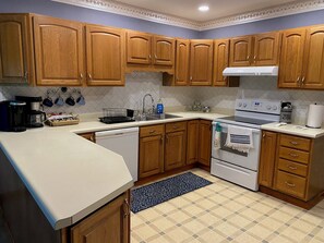 Private kitchen - Pet friendly 4-bedroom cottage in fabulous Penn Yan with WiFi, AC and more (Penn Yan)