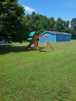 Children’s area - Pet friendly 4-bedroom cottage in fabulous Penn Yan with WiFi, AC and more (Penn Yan)