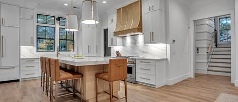 独立别墅, 多张床, 厨房, 泳池景观 (10 Whistling Swan) | 私人厨房 | 冰箱、微波炉、烤箱、炉灶