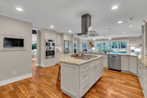 Maison, plusieurs lits, cuisine, vue piscine (8 Heritage Court) | Cuisine privée | Réfrigérateur, micro-ondes, four, plaque de cuisson