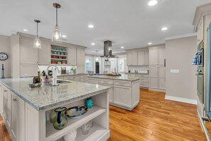 House, Multiple Beds, Kitchen, Pool View (8 Heritage Court) | Private kitchen | Fridge, microwave, oven, stovetop - 8 Heritage Court at The Sea Pines Resort (Hilton Head Island)
