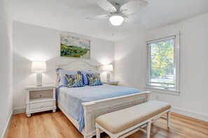 Maison, plusieurs lits, cuisine, vue piscine (317 Greenwood Drive) | 3 chambres, décoration personnalisée, ameublement personnalisé