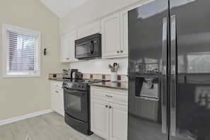 Maison, plusieurs lits, cuisine, vue piscine (9 Ruddy Turnstone) | Cuisine privée | Réfrigérateur, micro-ondes, four, plaque de cuisson