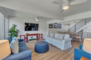 Villa - flera sängar - kök - utsikt mot golfbanan (97 Fairway Lane) | Vardagsrum | 42-tums platt-tv med digitalkanaler