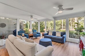 Villa - flera sängar - kök - utsikt mot golfbanan (97 Fairway Lane) | Vardagsrum | 42-tums platt-tv med digitalkanaler