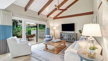 Vila, Beberapa Tempat Tidur, patio, pemandangan lapangan golf (196 Twin Oaks) | Area keluarga | Televisi layar datar 42-inci dengan saluran TV digital