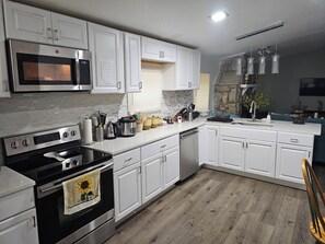 Een koelkast, een microgolfoven, een oven, een kookplaat