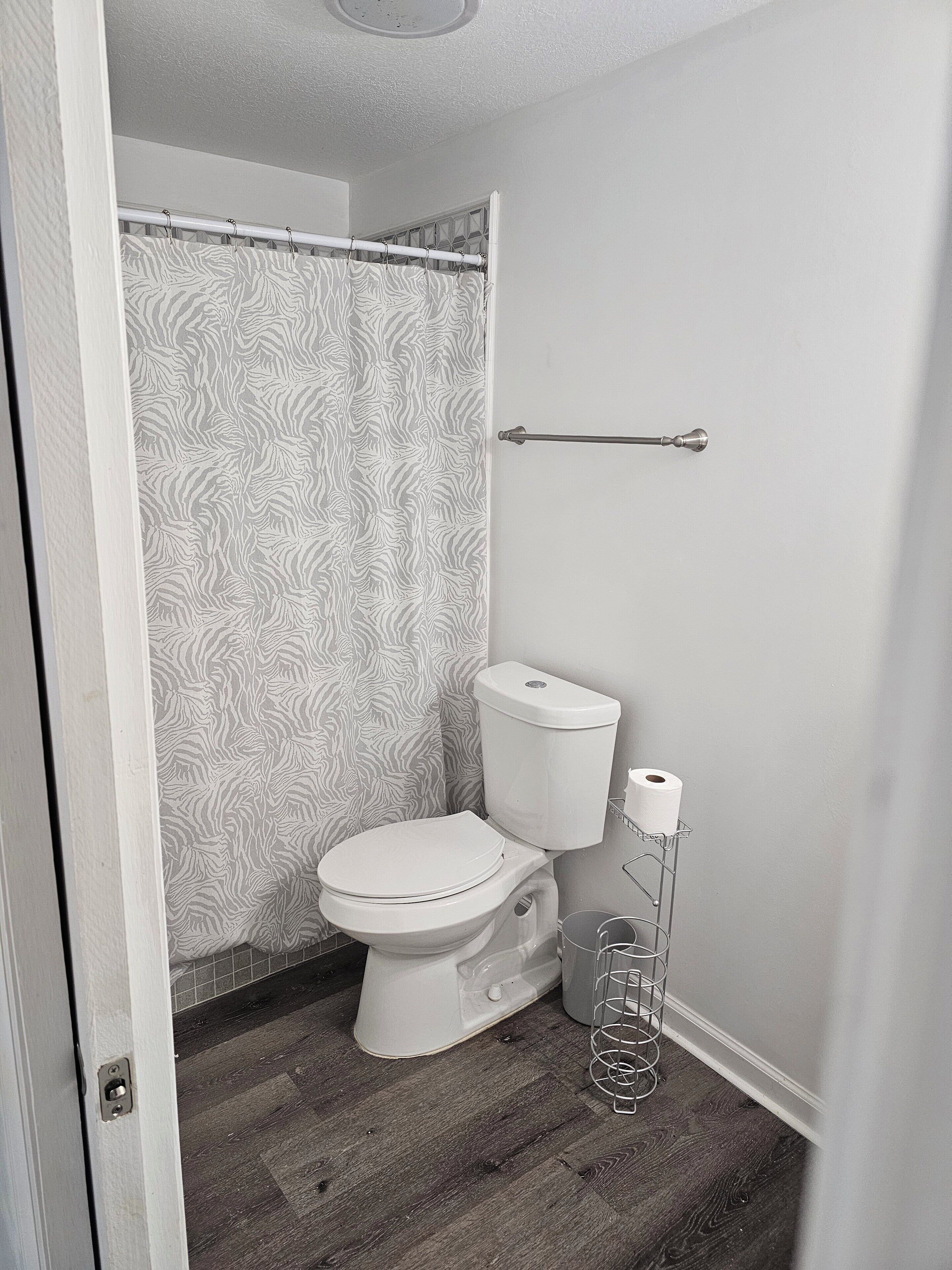 Chuveiro, secador de cabelo, toalhas de banho, sabonete