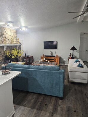 Smart-TV, peis, videospill og DVD-spiller