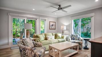 別墅, 多張床, 廚房, 花園景觀 (805 Clipper Court) | 起居區 | 42-吋平面電視,提供數位頻道