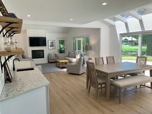 Maison, plusieurs lits, cuisine, vue piscine (44 Willow Oak Rd. West) | Restauration