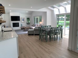 Maison, plusieurs lits, cuisine, vue piscine (44 Willow Oak Rd. West) | Coin séjour