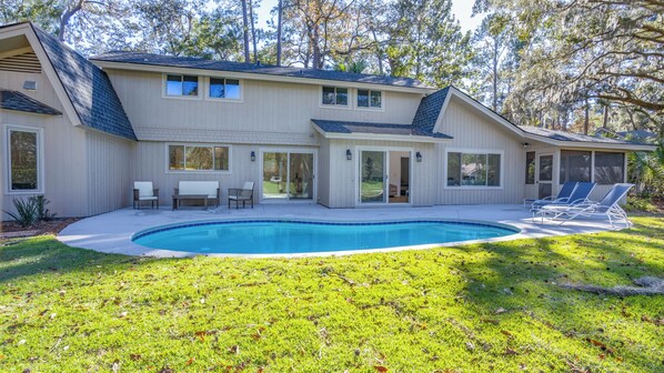 Utendørsbasseng og solsenger