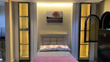 8 Schlafzimmer, Bügeleisen/Bügelbrett, WLAN