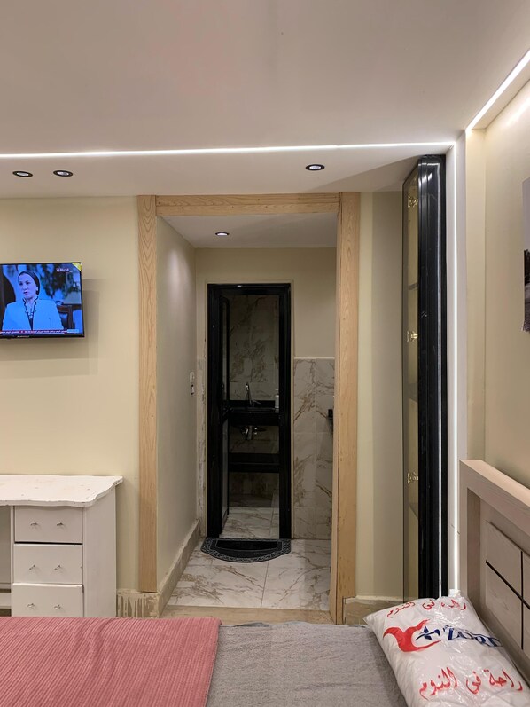 8 bedrooms, iron/ironing board, WiFi - 10 minutes to mall of arabia And next to mc And 15 minutes to mall of egypt (6th of October City)