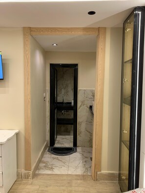 Hair dryer, towels, soap, toilet paper - 10 minutes to mall of arabia And next to mc And 15 minutes to mall of egypt (6th of October City)