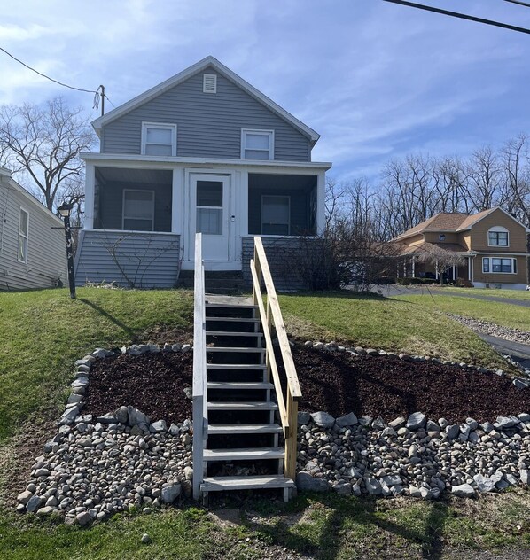 Exterior - This Quaint home overlooking Cayuga Lake is the perfect Finger Lakes Getaway! (Seneca Falls)