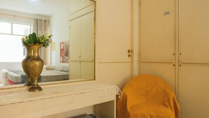 Une salle de bain avec un miroir, un lavabo, des toilettes et un meuble de rangement.