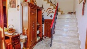 Apartment, Balcony, Mountain View | Ruang tamu