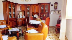 Apartment, Balcony, Mountain View | Ruang tamu