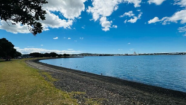 Unclassified image, 1 of 13, button - Waterfront studio unit near Auckland Airport (Auckland)