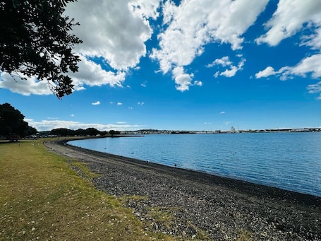 Beach. Waterfront studio unit near Auckland Airport