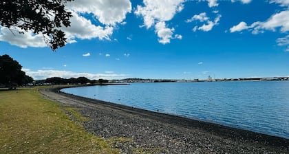 Waterfront studio unit near Auckland Airport
