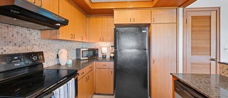 Kühlschrank, Mikrowelle, Herdplatte, Kochgeschirr/Geschirr/Besteck