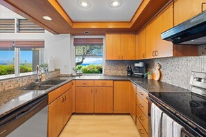 Køleskab, mikrobølgeovn, kogeplade, køkkentøj/tallerkener/redskaber