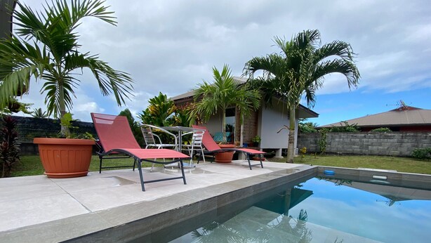 A swimming pool with lounge chairs and potted plants. - Tahiti - Bungalow Toah Toru (Taiarapu-Ouest)