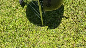 A portable grill with a lid, a handle, and a spigot on the side, placed on a grassy lawn. - Tahiti - Bungalow Toah Toru (Taiarapu-Ouest)