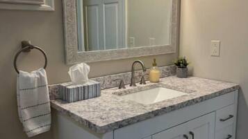 Regadera, secadora de cabello, toallas, jabón