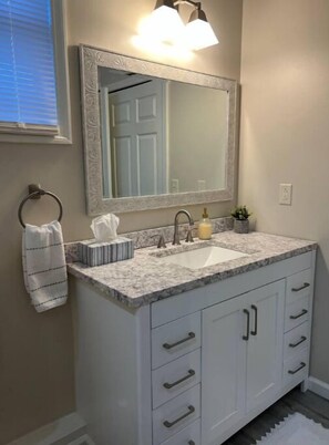 Douche, sèche-cheveux, serviettes fournies, savon