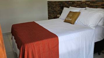 Schreibtisch, laptopgeeigneter Arbeitsplatz, kostenloses WLAN