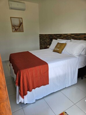 Escriptori, espai de treball apte per a portàtils i wifi gratuïta 