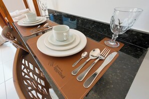 Escriptori, espai de treball apte per a portàtils i wifi gratuïta 