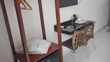 Escrivaninha, espaço de trabalho para notebook, Wi-Fi de cortesia